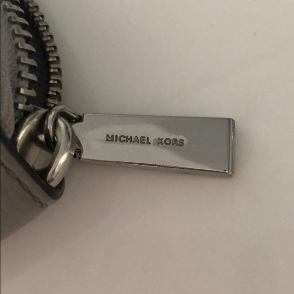 Michael Kors wristlet - Picture 4 of 4